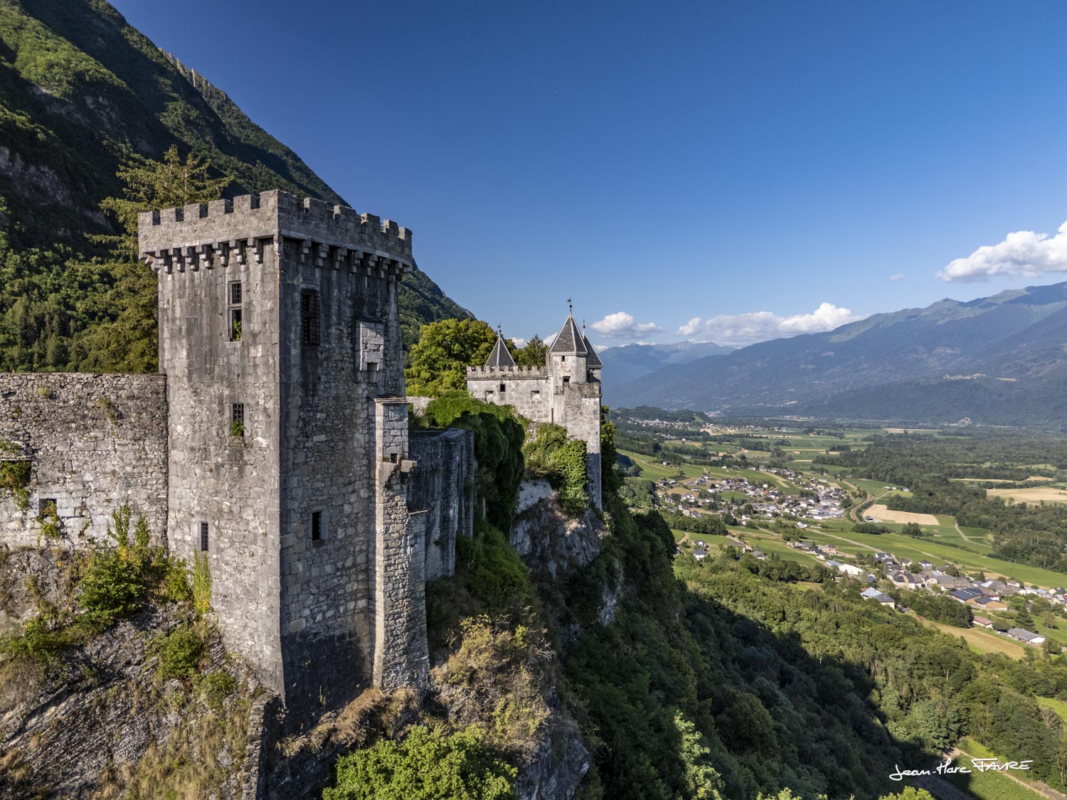 Savoie drone: Chateau de Miolans